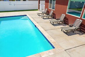 Columbia Pool House in Quincy