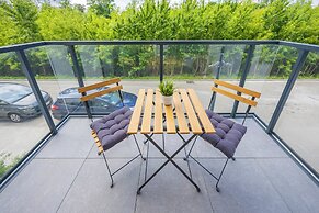 Apartment With Parking by Renters