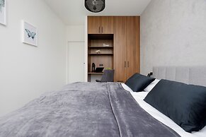 Apartment With Parking by Renters