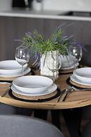 Apartment With Parking by Renters