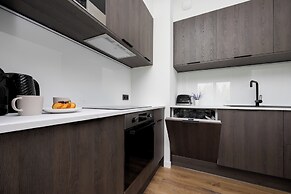 Apartment With Parking by Renters