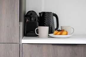 Apartment With Parking by Renters