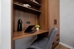 Apartment With Parking by Renters