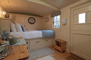 Shepherdshut-hot Tub-cotswolds-petfriendly