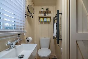 Shepherdshut-cotswolds-petfriendly-woodburner