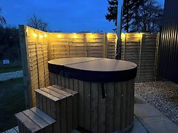Shepherdshut-hot Tub-cotswolds-petfriendly