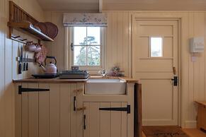 Shepherdshut-hot Tub-cotswolds-petfriendly