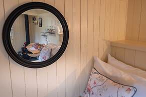 Shepherdshut-cotswolds-petfriendly-woodburner