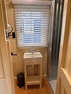 Shepherdshut-cotswolds-petfriendly-woodburner