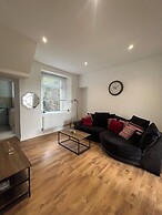 Spacious 4 Bedroom House - Central & Pet Friendly