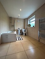 Spacious 4 Bedroom House - Central & Pet Friendly