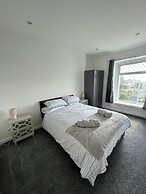 Spacious 4 Bedroom House - Central & Pet Friendly