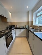 Spacious 4 Bedroom House - Central & Pet Friendly