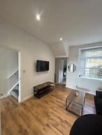 Spacious 4 Bedroom House - Central & Pet Friendly