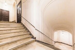 Apartment in the Heart of Nightlife