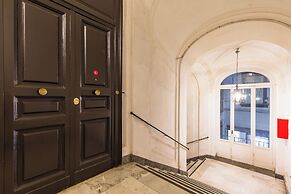 Apartment in the Heart of Nightlife