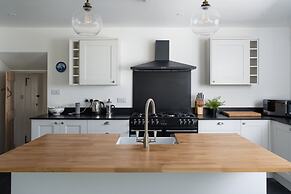 Spacious 4-bed Cottage With Garden & Pet-friendly