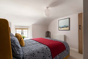 Spacious 4-bed Cottage With Garden & Pet-friendly