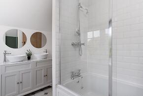 Spacious 4-bed Cottage With Garden & Pet-friendly