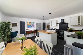 Spacious 4-bed Cottage With Garden & Pet-friendly