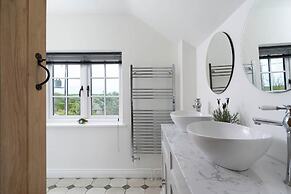 Spacious 4-bed Cottage With Garden & Pet-friendly