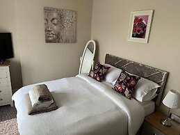 3 bed Cozy Antrim Apartment With Great Views