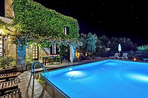 Dream 2 -traditional House With Pool To Share