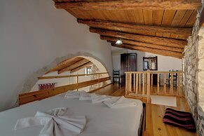 Dream 2 -traditional House With Pool To Share