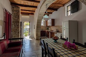 Dream 2 -traditional House With Pool To Share