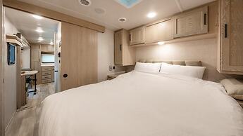 Gapyeong Dongban84 Glamping&pool Villa