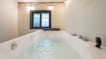 Gapyeong Dongban84 Glamping&pool Villa