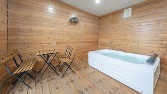 Gapyeong Dongban84 Glamping&pool Villa