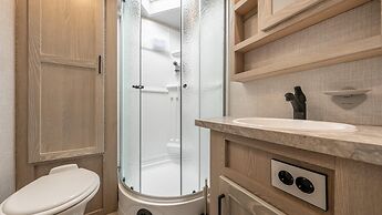 Gapyeong Dongban84 Glamping&pool Villa