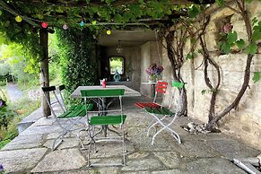 Romantic Lake View With Garden