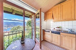 Romantic Lake View With Garden