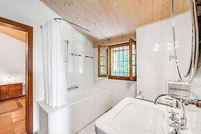 Romantic Lake View With Garden