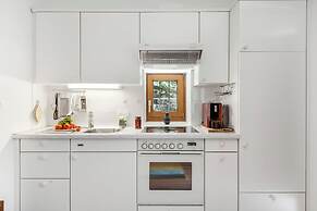 Romantic Lake View With Garden