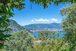 Romantic Lake View With Garden