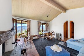 Romantic Lake View With Garden