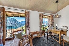 Romantic Lake View With Garden