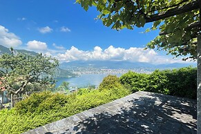 Romantic Lake View With Garden