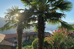Romantic Lake View With Garden