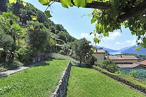 Romantic Lake View With Garden