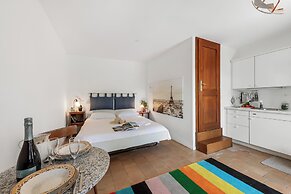 Romantic Lake View With Garden