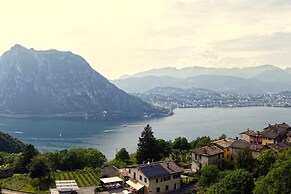 Romantic Lake View With Garden