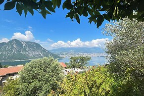 Romantic Lake View With Garden