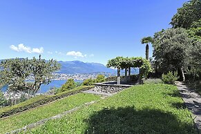 Romantic Lake View With Garden