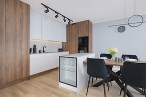 Bright Apartment With Parking by Renters