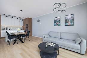 Bright Apartment With Parking by Renters