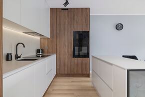Bright Apartment With Parking by Renters